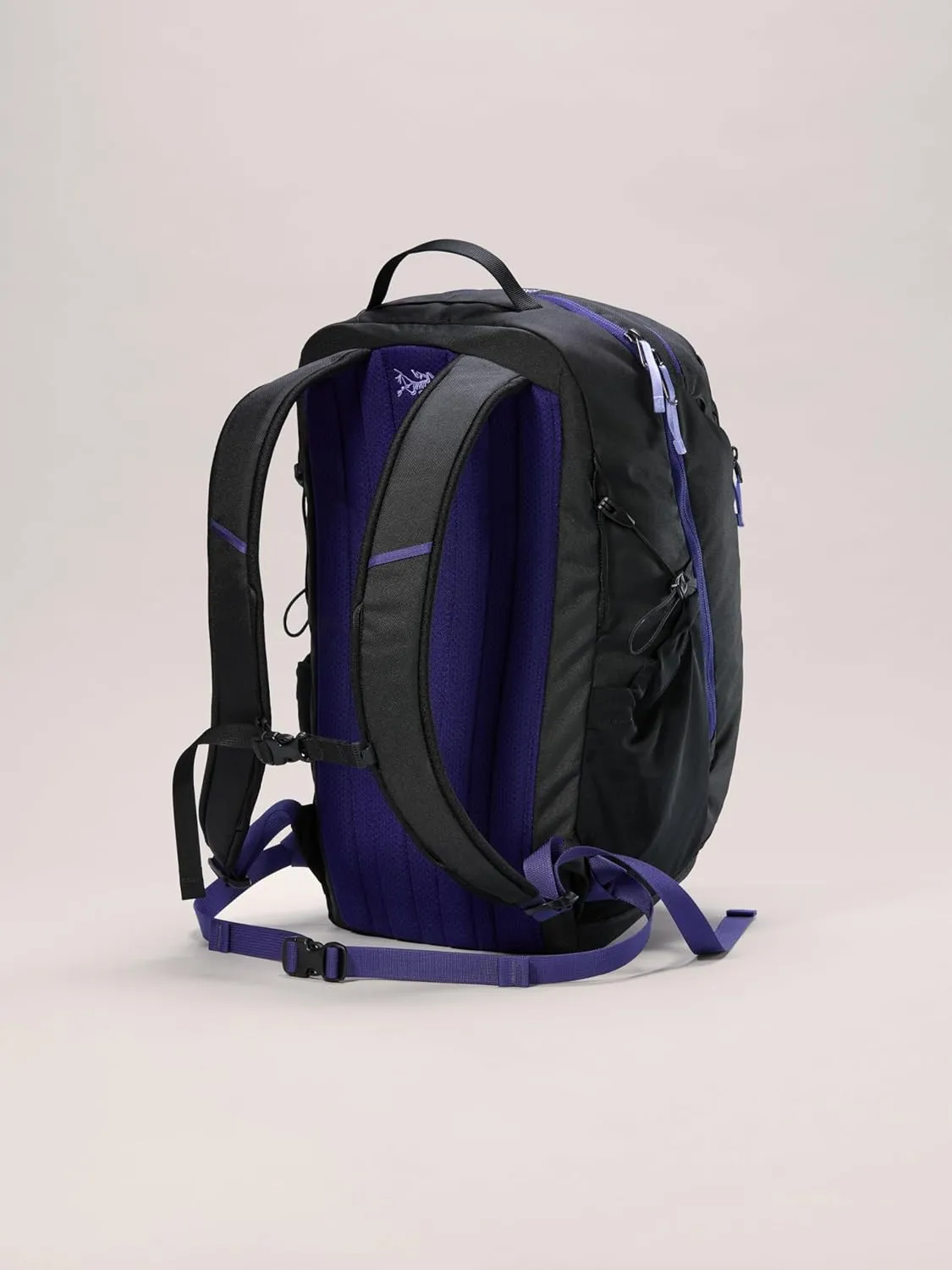 Arc'teryx Mantis 26 Backpack | Highly Versatile 26L Daypack | Black/Soulsonic, One Size