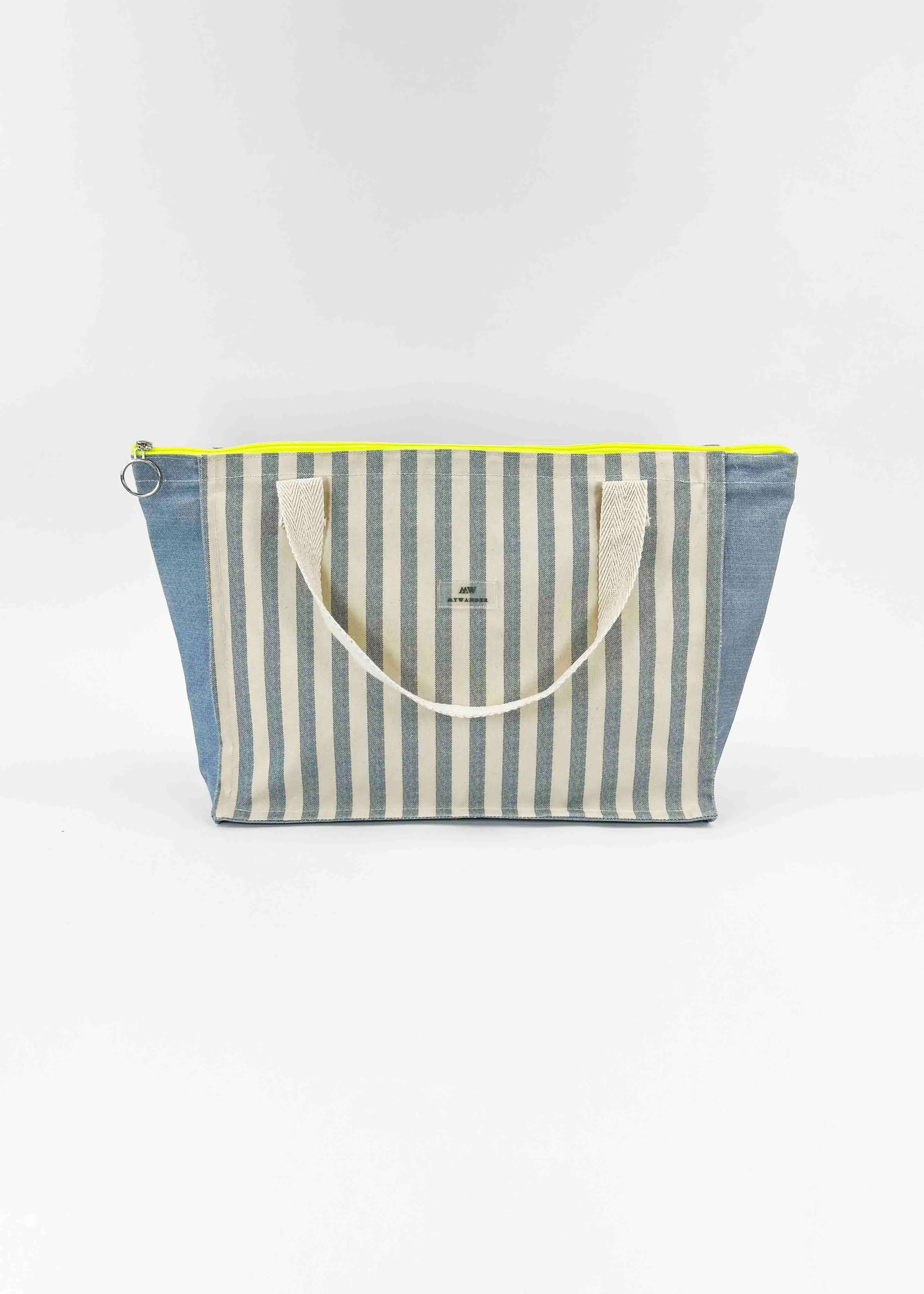 <tc>Navy Stripes Extra Large Travel Bag</tc>