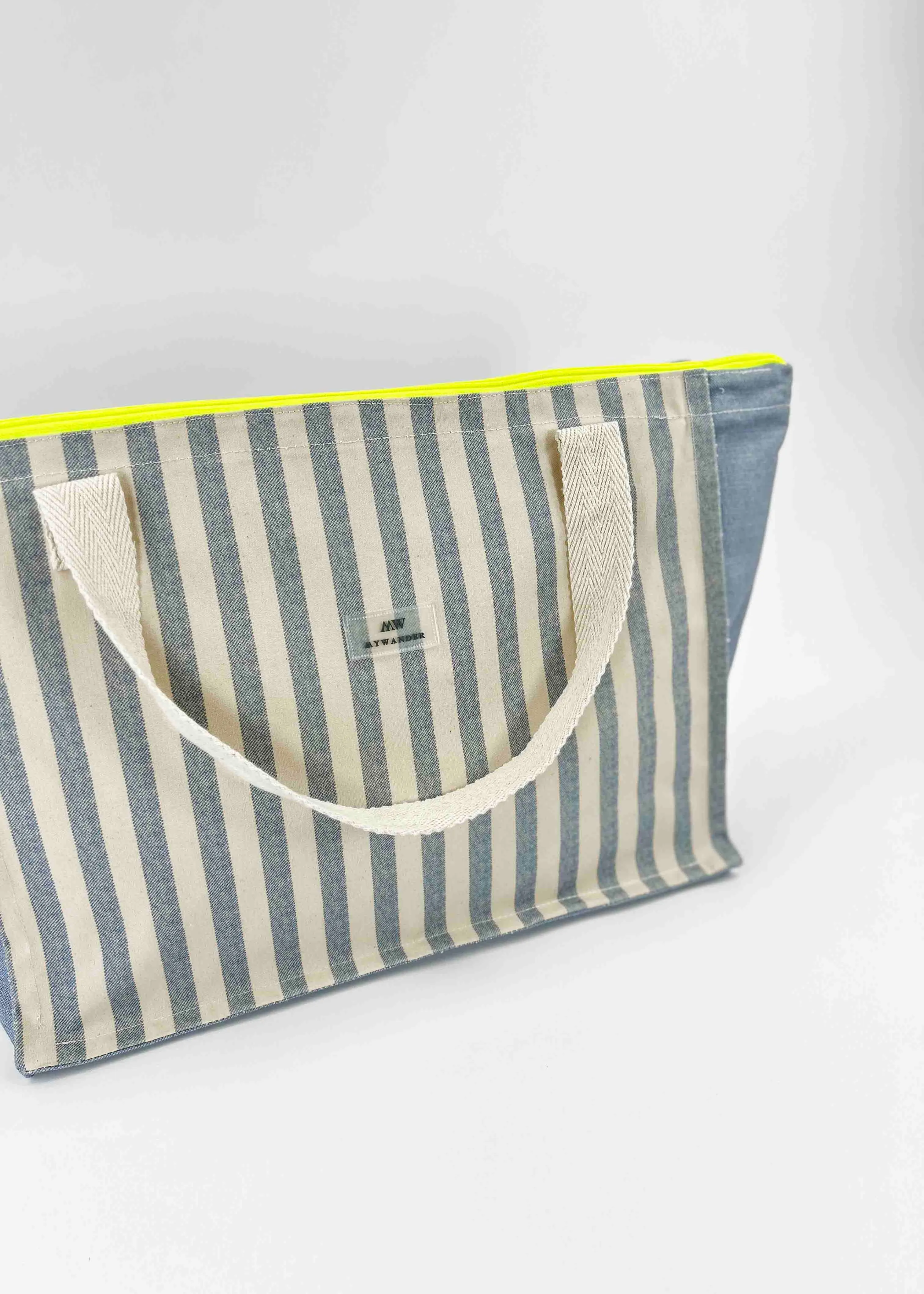 <tc>Navy Stripes Extra Large Travel Bag</tc>