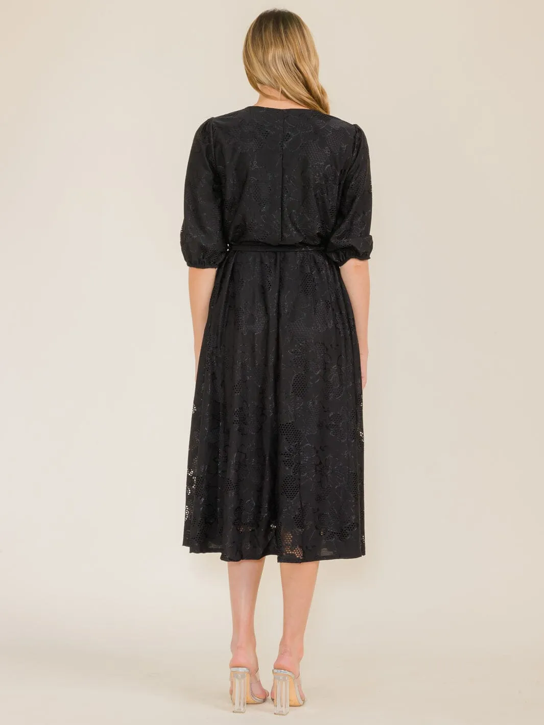WOMEN'S SHORT SLEEVE FLOWER EYELET DETAILED SELF TIE FRONT POCKETS MIDI DRESS