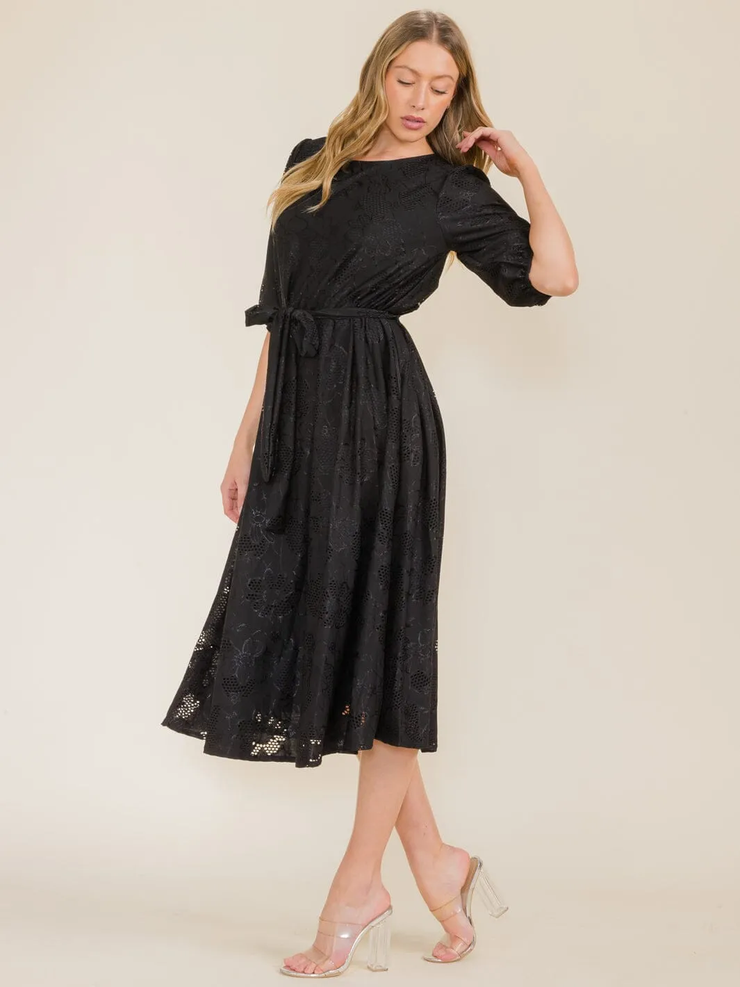 WOMEN'S SHORT SLEEVE FLOWER EYELET DETAILED SELF TIE FRONT POCKETS MIDI DRESS
